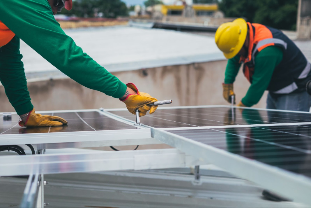 Соларни инвертори: Ключови компоненти за преобразуване на слънчевата енергия в електричество 