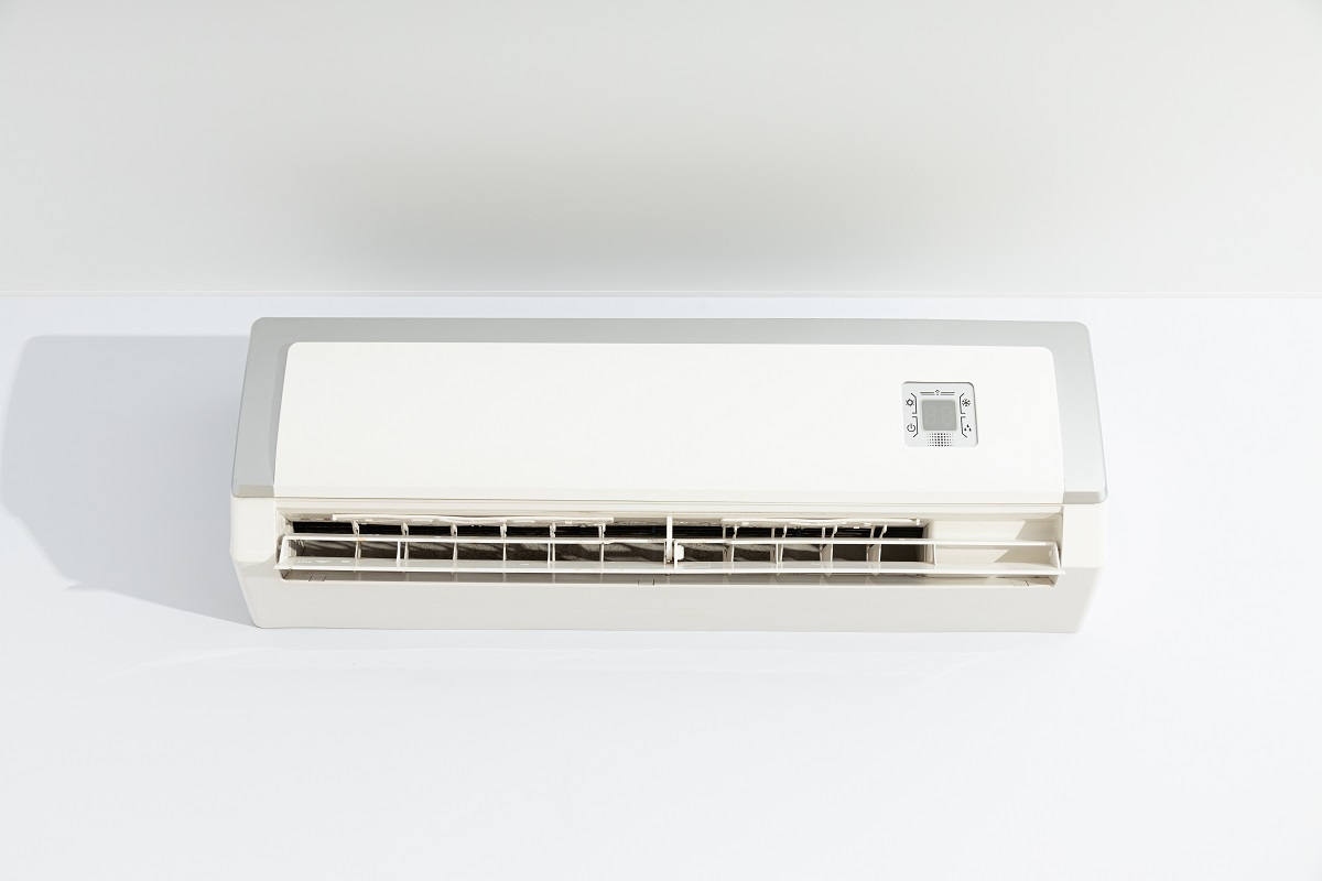 климатик монтиран на стена с всичките му компоненти